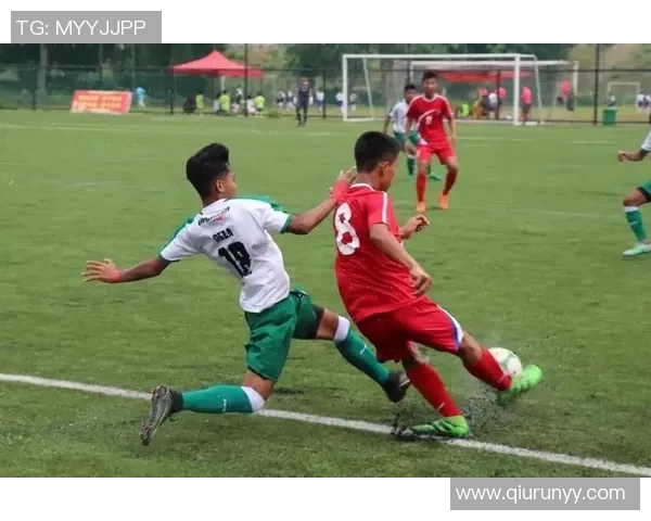 小孩梦想成真与足球明星同场踢球的奇妙瞬间